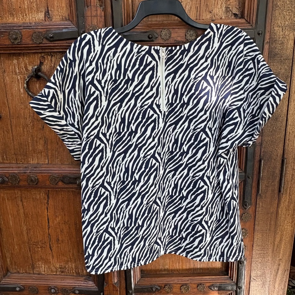 MELLODAY Blue and White Zebra Print Short Sleeve Top NWOT Size M - Picture 2 of 6
